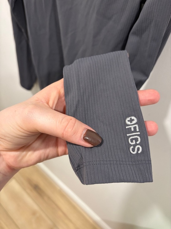 FIGS women's long-sleeve performance top - Picture 5 of 8